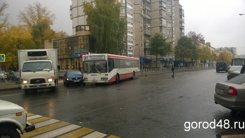 На Советской пассажирский автобус столкнулся с иномаркой На Советской пассажирский автобус столкнулся с иномаркой