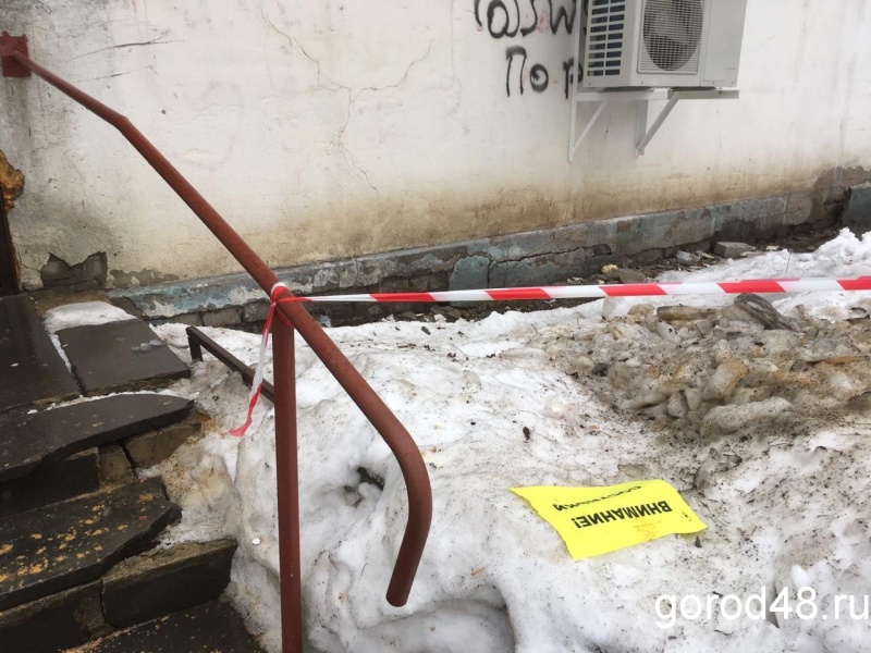Жильцы дома на Депутатской жаловались на наледь в управляющую компанию Жильцы дома на Депутатской жаловались на наледь в управляющую компанию
