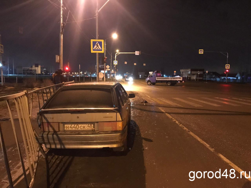 «ВАЗ» влетел в ограждение после столкновения с «ГАЗелью» «ВАЗ» влетел в ограждение после столкновения с «ГАЗелью»