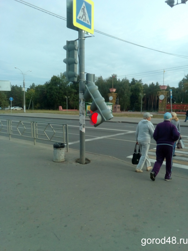 Светофор липецк. Светофор Липецк Московская улица. 14 Д Неделина Липецк светофоры. Погнутый светофор. Светофор гнутый.