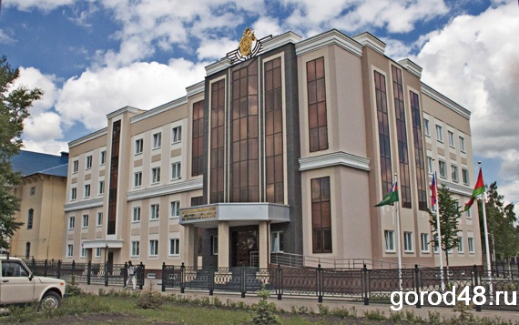 Труп мужчины висел на детской площадке в Липецке Труп мужчины висел на детской площадке в Липецке