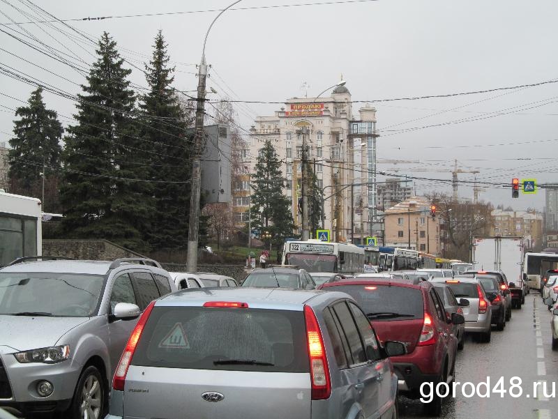 Пробки липецк. Липецк пробки. Липецкий в пробки. Пробка в городе Липецк. Пробка на Тракторном мосту Липецк.