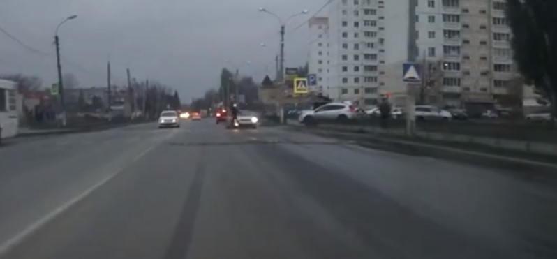Выехавший на встречку водитель едва не сбил мужчину Выехавший на встречку водитель едва не сбил мужчину