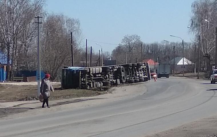 Грузовик с латышскими номерами перевернулся на сельской дороге Грузовик с латышскими номерами перевернулся на сельской дороге