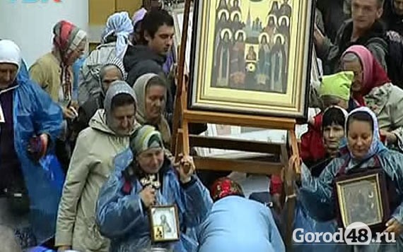 Православные пошли крестным ходом до Задонска Православные пошли крестным ходом до Задонска
