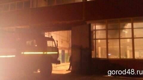 Цех завода охватило пламя Цех завода охватило пламя