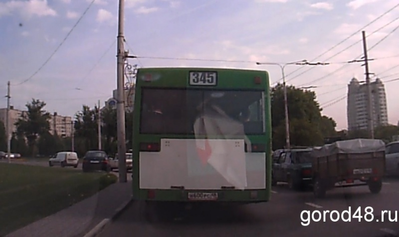 Автохам объехал пробку по газону памятника Танкистам Автохам объехал пробку по газону памятника Танкистам