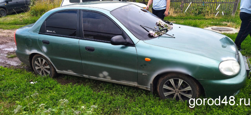 18-летняя девушка ночью разрисовала и исцарапал автомобиль бывшего
