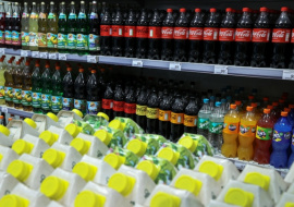 «Ъ» сообщает о подорожании соков и газированных напитков в РФ из-за курса рубля