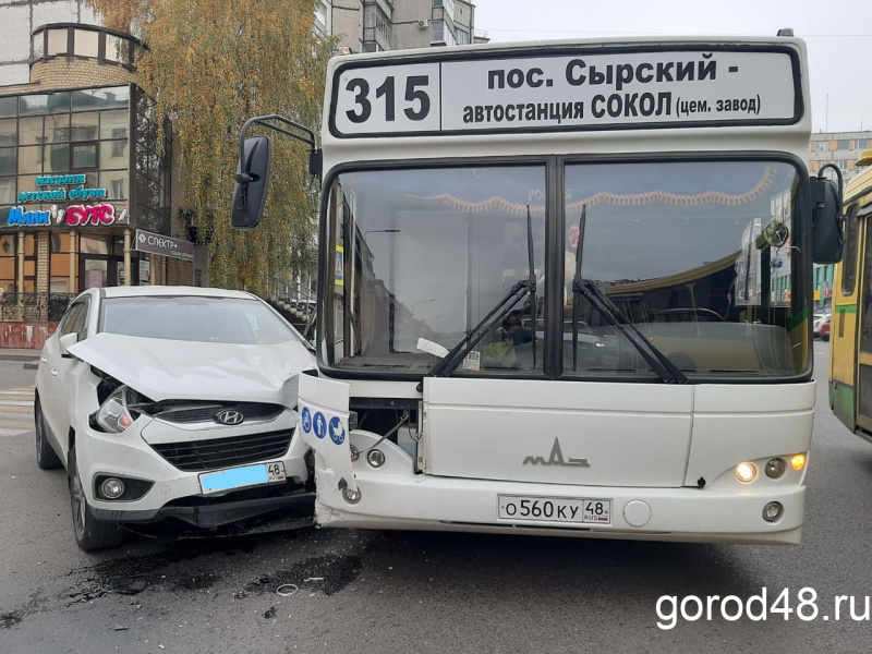 Пассажирка автобуса пострадала в аварии на улице Советской Пассажирка автобуса пострадала в аварии на улице Советской