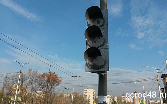 Светофор липецк. Центральный рынок светофор. Свктоылры на площади Победы. Светофор на площади мира в Липецке.