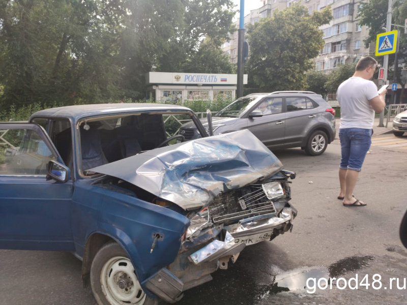 В столкновении на перекрестке улиц Горького и Первомайской пострадал человек В столкновении на перекрестке улиц Горького и Первомайской пострадал человек