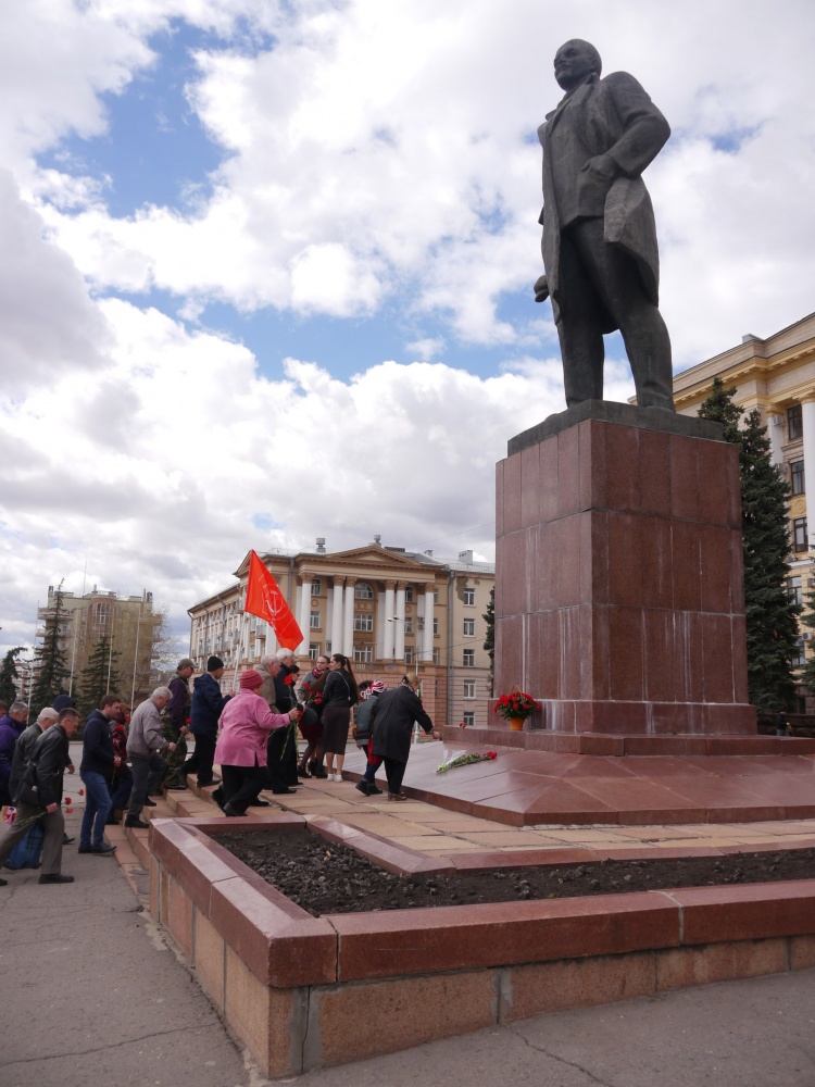 Липецкие коммунисты возложили цветы к памятнику Ленину Липецкие коммунисты возложили цветы к памятнику Ленину