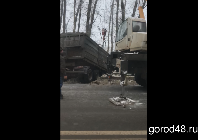 У села Ленино прицеп от грузовика улетел на обочину У села Ленино прицеп от грузовика улетел на обочину