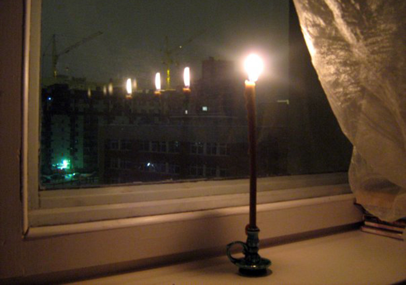 Погасли в окнах свечи. Свеча в окне. Свечка на окне в темноте. Горящая свеча на окне. Свеча на подоконнике.