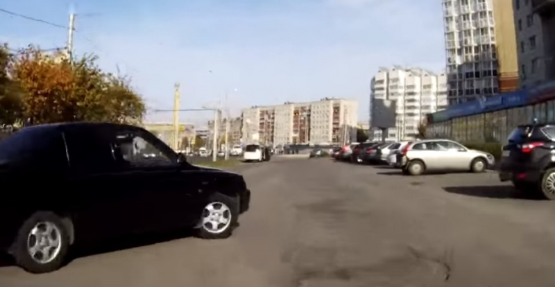 Столкновение машин на проспекте Победы попало на видео Столкновение машин на проспекте Победы попало на видео