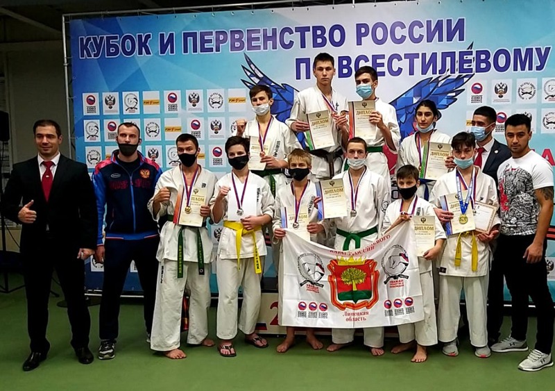 Этот удар забудут нескоро: грязинец вырубил соперника «вертушкой» в голову Этот удар забудут нескоро: грязинец вырубил соперника «вертушкой» в голову