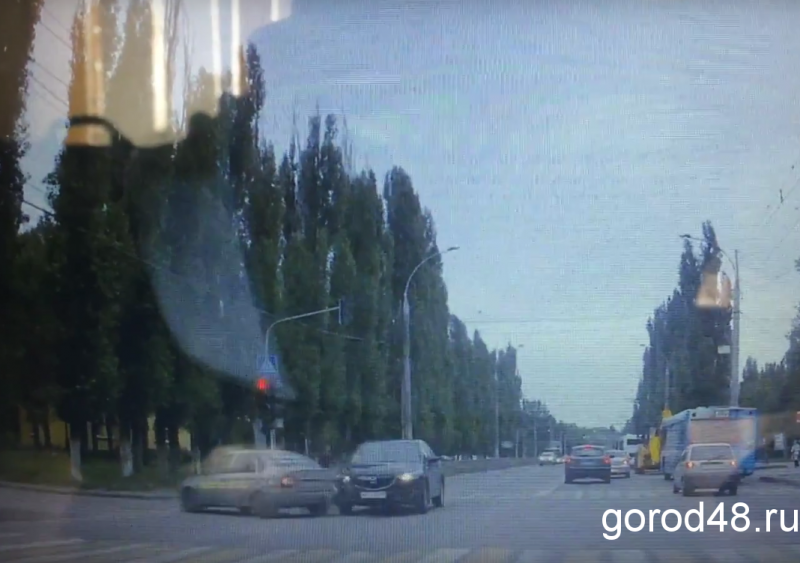 Столкновение на улице Космонавтов попало на видео Столкновение на улице Космонавтов попало на видео