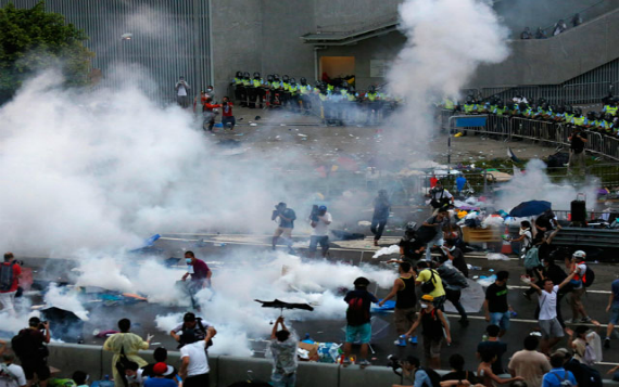 В Китае столкнулись полиция и участники акции Occupy Central В Китае столкнулись полиция и участники акции Occupy Central