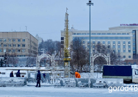 Возле Комсомольского пруда убирают новогодние украшения