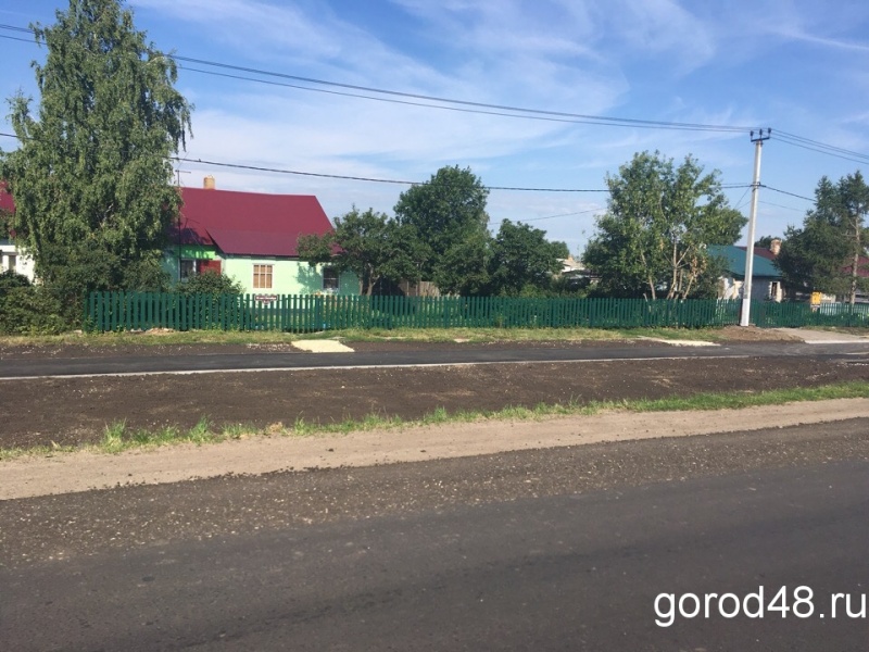 Перед приездом министра сельского хозяйства на обочине дороги на Липецк покосили бурьян Перед приездом министра сельского хозяйства на обочине дороги на Липецк покосили бурьян
