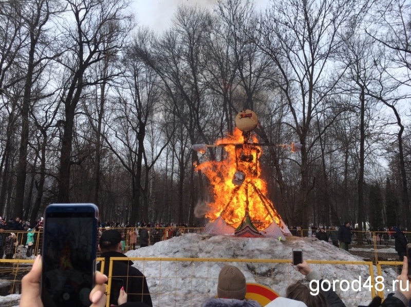 В липецких парках чучело Зимы подожгут от пера Жар-птицы В липецких парках чучело Зимы подожгут от пера Жар-птицы