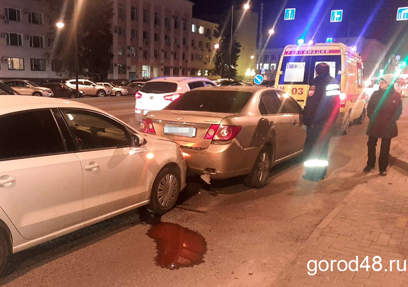 Женщина попала в больницу после аварии напротив мэрии Липецка