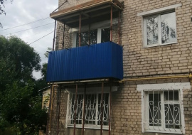 Выход на соседний с обрушившимся балкон в Грязях запрещали ещё три года назад
