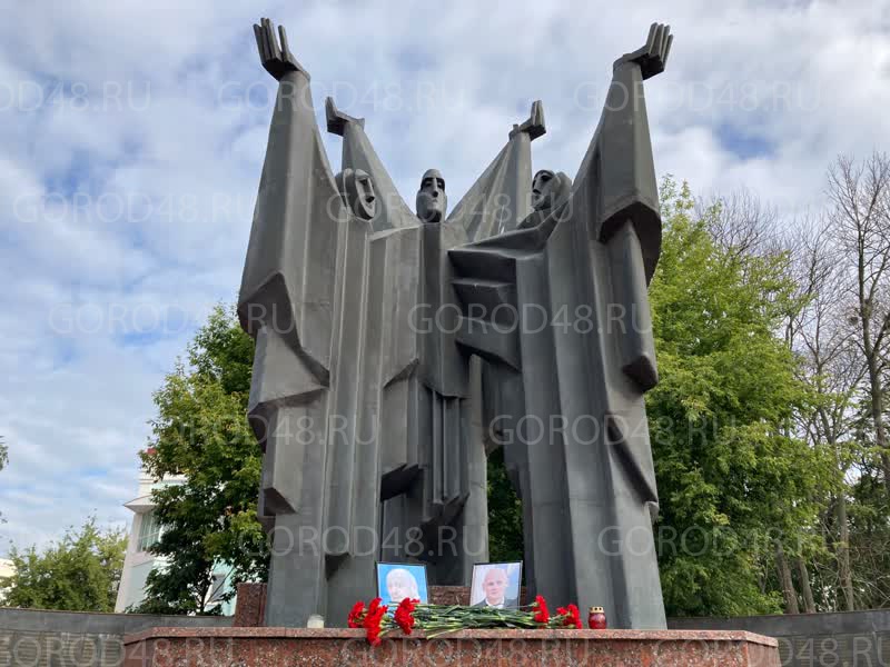 Стихийный мемориал Евгению Пригожину и Дмитрию Уткину появился на площади Героев