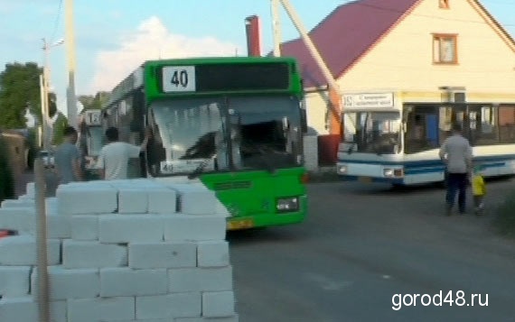 В Липецке горожане перекрыли дорогу В Липецке горожане перекрыли дорогу