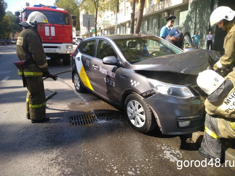 Оставленный на «скорости» автомобиль такси покатился по улице Первомайской и врезался в столб Оставленный на «скорости» автомобиль такси покатился по улице Первомайской и врезался в столб