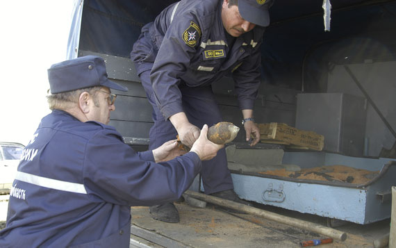 Возле автодороги нашли мины Возле автодороги нашли мины