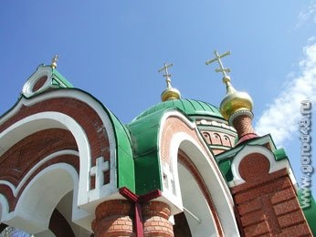 Христиане стоят в очереди за освященной водой Христиане стоят в очереди за освященной водой