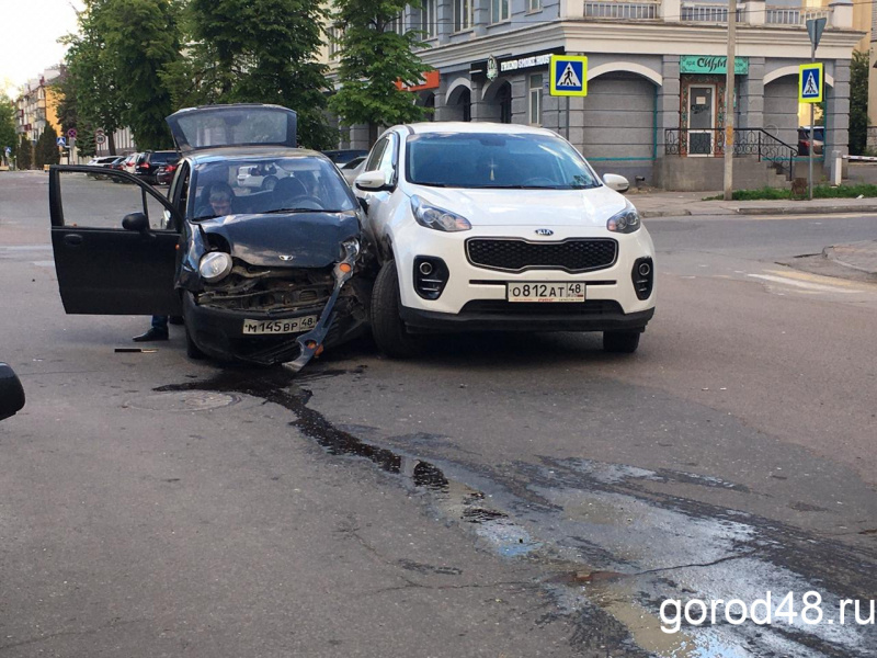 В столкновении на перекрестке улиц Интернациональной и Пролетарской пострадала 39-летняя женщина В столкновении на перекрестке улиц Интернациональной и Пролетарской пострадала 39-летняя женщина
