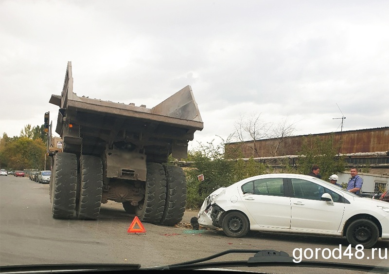 В Липецке иномарка попала под БелАЗ В Липецке иномарка попала под БелАЗ
