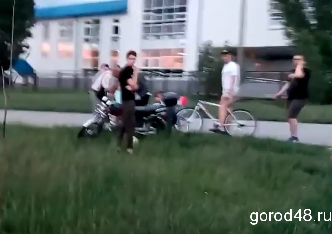 Мотоциклист сбил ребенка в липецком парке Мотоциклист сбил ребенка в липецком парке