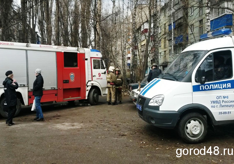 Двухлетний ребенок гулял по подоконнику на пятом этаже Двухлетний ребенок гулял по подоконнику на пятом этаже
