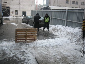 С крыши торгового центра на липчанина упала наледь С крыши торгового центра на липчанина упала наледь
