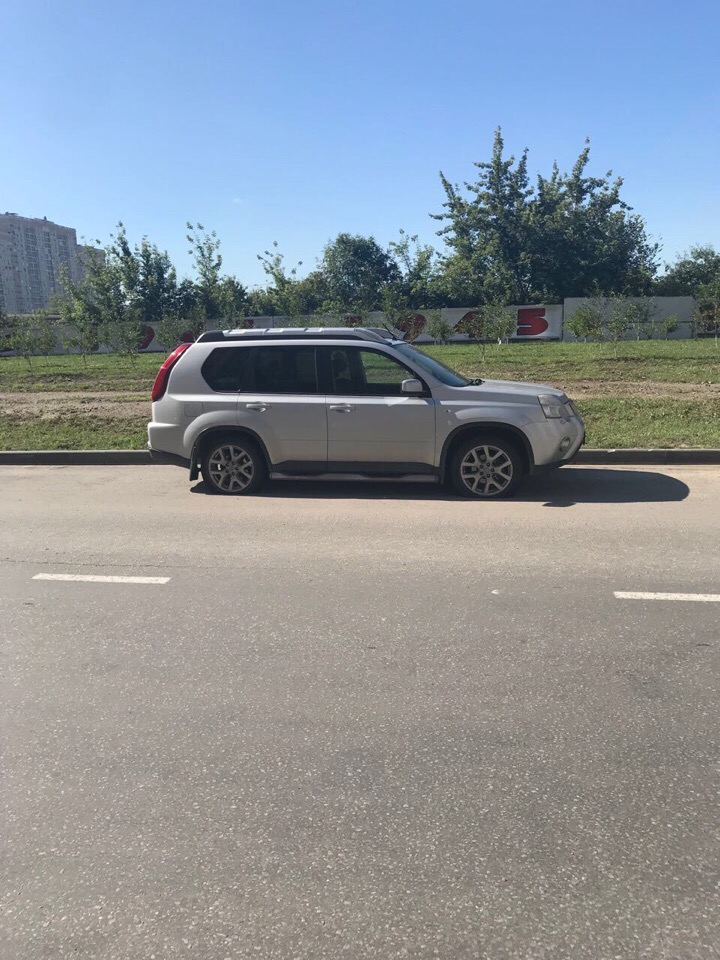 Колеса автомобиля липчанки порезал ножом мужчина плотного телосложения Колеса автомобиля липчанки порезал ножом мужчина плотного телосложения
