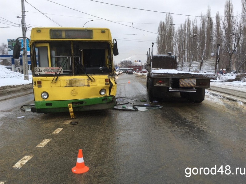 Водитель грузовика: «Автобус выехал на встречку» Водитель грузовика: «Автобус выехал на встречку»