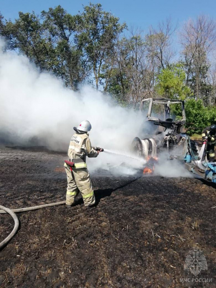 Трактор и две машины горели в Липецкой области