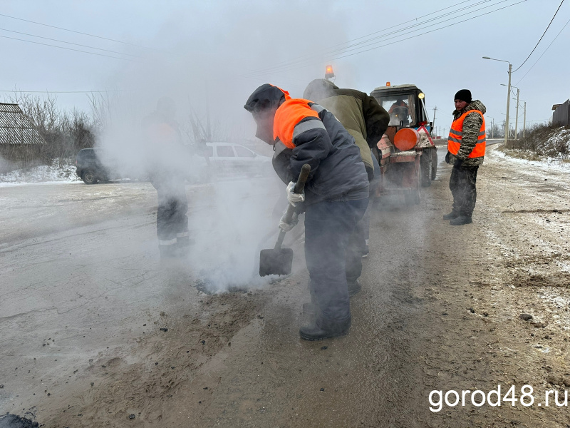 В Липецке и в районах области после морозов возобновили ремонт дорог литым асфальтом