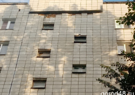 Плитка с фасада дома по проспекту Победы падает ещё с апреля