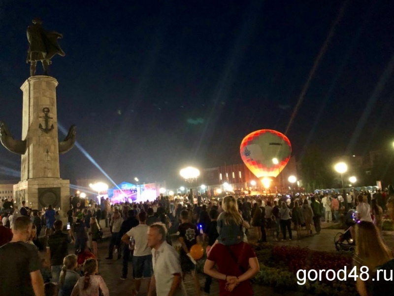 Световым шоу и салютом заканчивается в Липецке День города Световым шоу и салютом заканчивается в Липецке День города