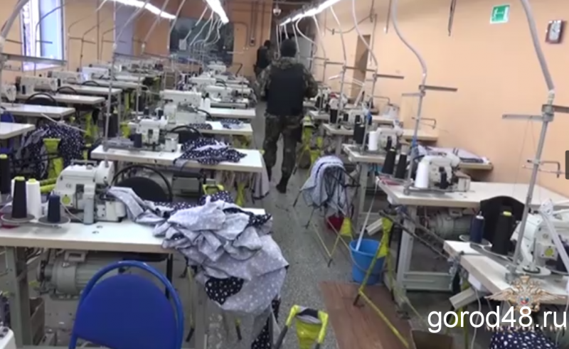 В Липецке на подпольной фабрике шили контрафактные одежду и обувь для 20 регионов страны В Липецке на подпольной фабрике шили контрафактные одежду и обувь для 20 регионов страны