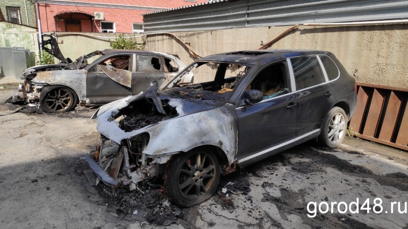 Два «Porsche Cayenne» сгорели ночью в Липецке Два «Porsche Cayenne» сгорели ночью в Липецке