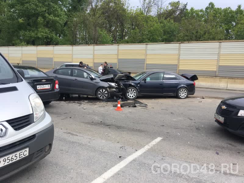 В массовой аварии на грязинской трассе пострадали три человека В массовой аварии на грязинской трассе пострадали три человека