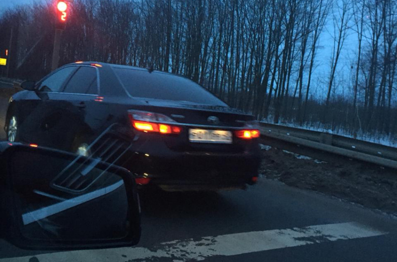 Липчанин пожаловался на езду на красный свет автомобиля с блатными номерами (ФОТО) Липчанин пожаловался на езду на красный свет автомобиля с блатными номерами (ФОТО)