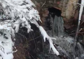 Из разбитого колодца на улице Ладыгина текут фекалиями