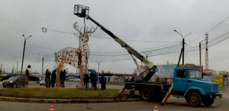 Праздник к нам приходит: на выезде из Ельца установлен новогодний олень Праздник к нам приходит: на выезде из Ельца установлен новогодний олень